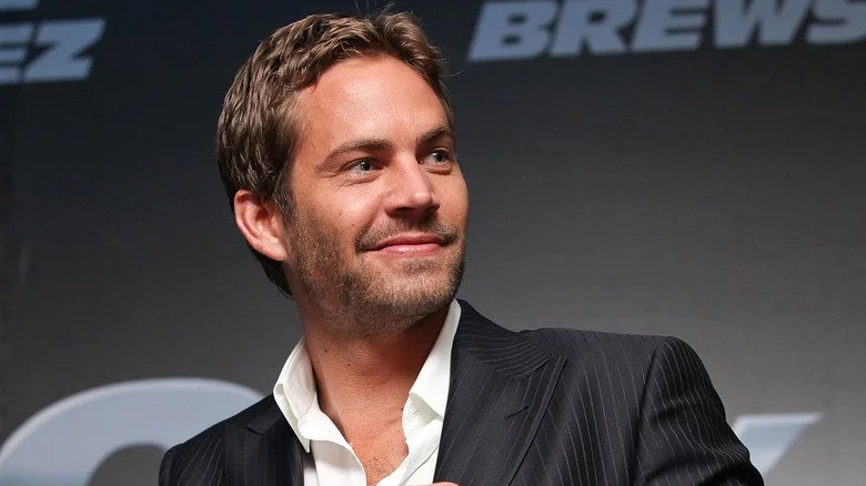 Paul Walker regardant sur le côté en souriant