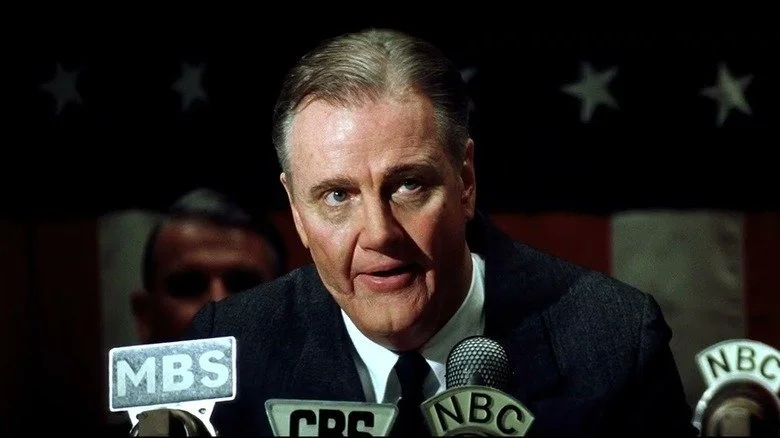 Jon Voight incarnant FDR prononçant un discours au Congrès dans le film Pearl Harbor