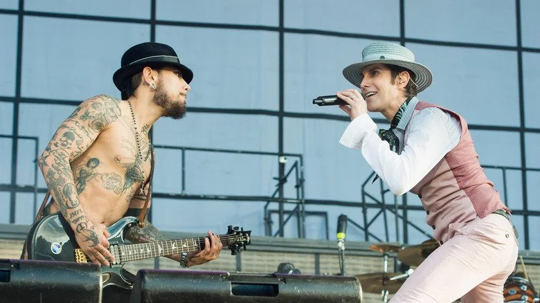 Dave Navarro et Perry Farrell en pleine performance sur scène
