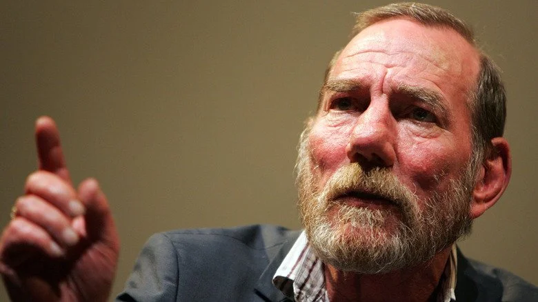 Pete Postlethwaite en 2008, pointant du doigt