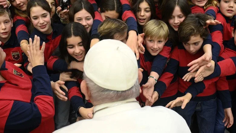 Le Pape parlant aux enfants