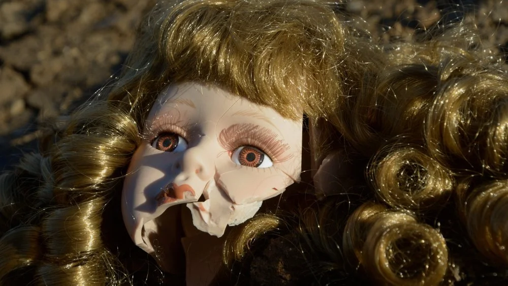 Tête de poupée cassée