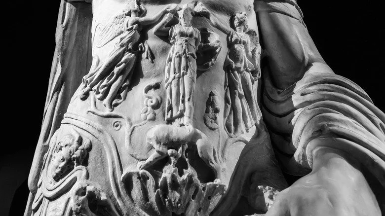 Sculpture romaine antique montrant une armure détaillée