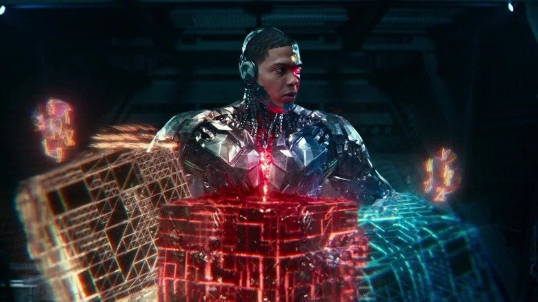 Ray Fisher dans le rôle de Cyborg entouré des hologrammes de la Mother Box dans Justice League