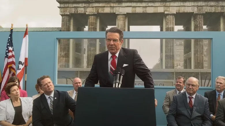 Dennis Quaid incarnant Ronald Reagan lors d'un discours