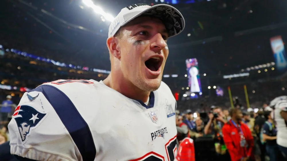Rob Gronkowski portant une attelle au bras
