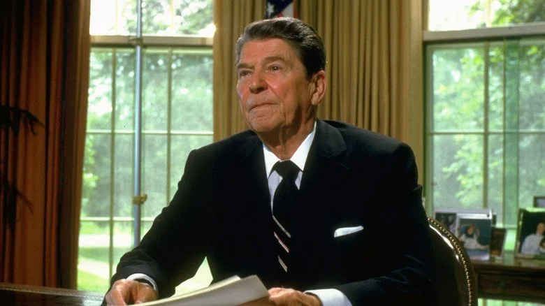 Président Ronald Reagan dans le Bureau Ovale