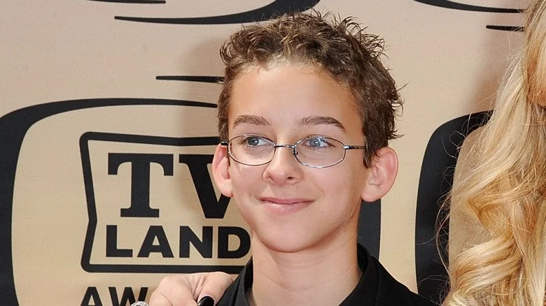 Sawyer Sweeten portant des lunettes et souriant
