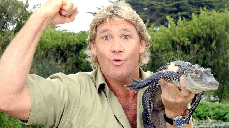 Steve Irwin tenant un crocodile lors d'une séance photo promotionnelle