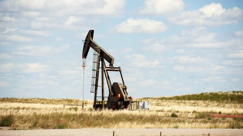 Pompe à huile en plein jour
