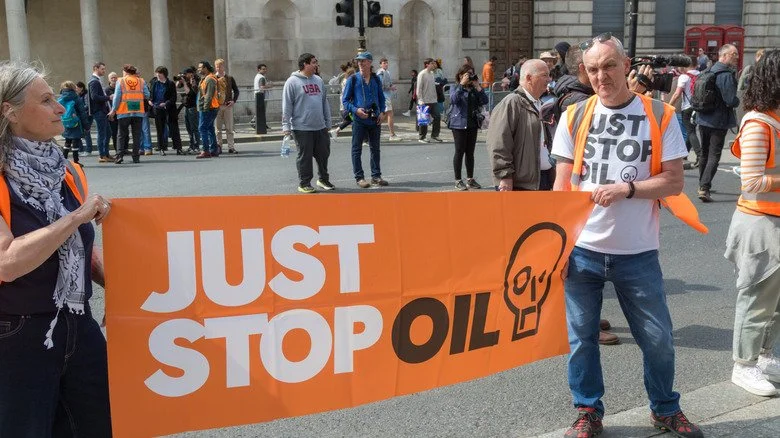 Panneau de protestation du groupe Just Stop Oil dans la rue