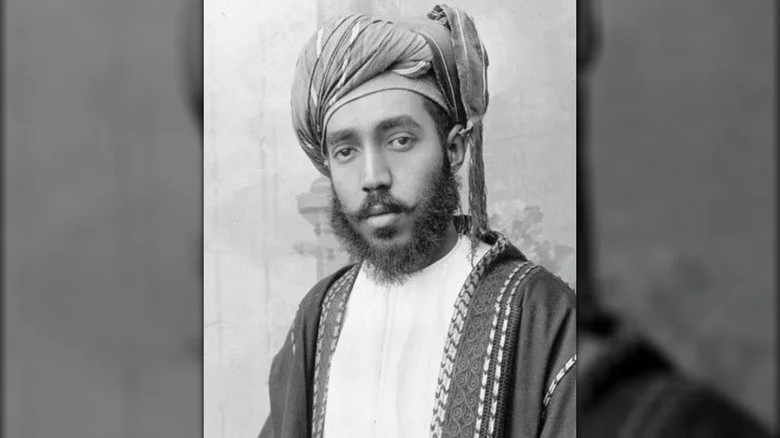 Photo de Taimur bin Feisal, Sultan de Mascate et Oman, portant un turban