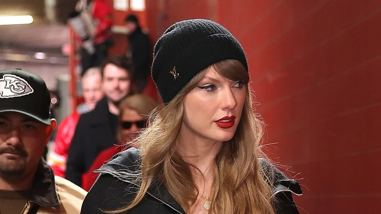 Taylor Swift portant un chapeau noir lors d’un match
