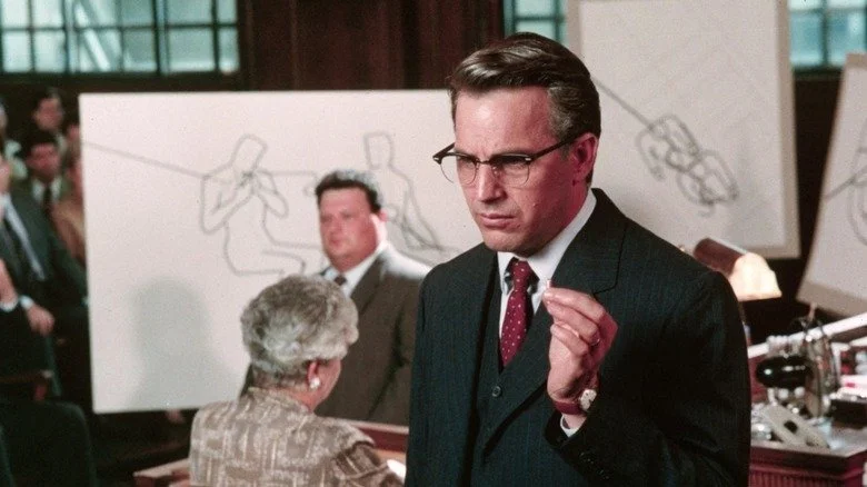Kevin Costner dans une scène de tribunal du film JFK (1991)