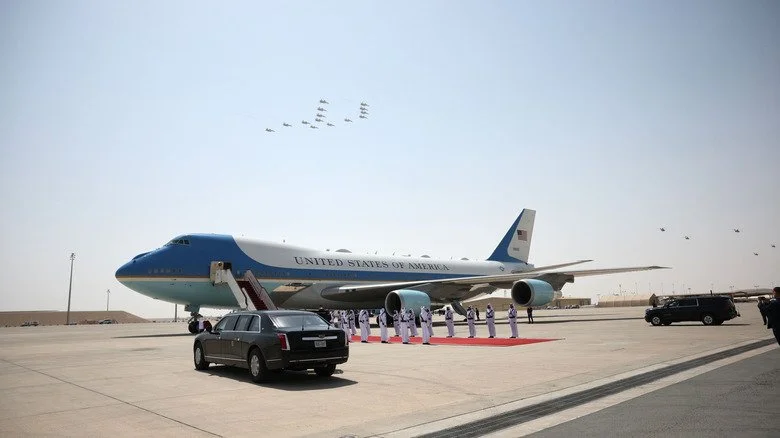 Chasseurs qataris au-dessus d'Air Force One immobilisé au Qatar