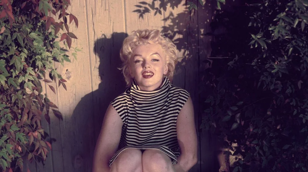 Marilyn Monroe posant à l'extérieur