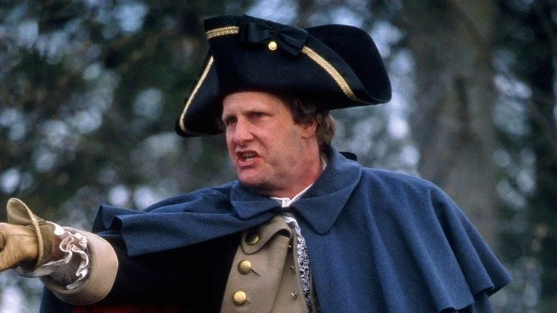 Jeff Daniels incarnant George Washington avec chapeau et cape