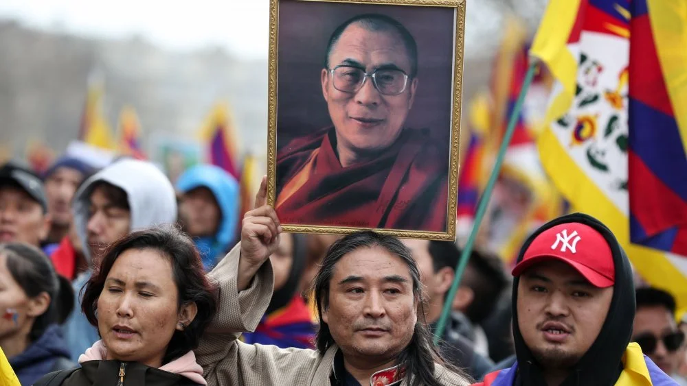 Le Dalai Lama observant de loin pendant l'arrestation de son peuple