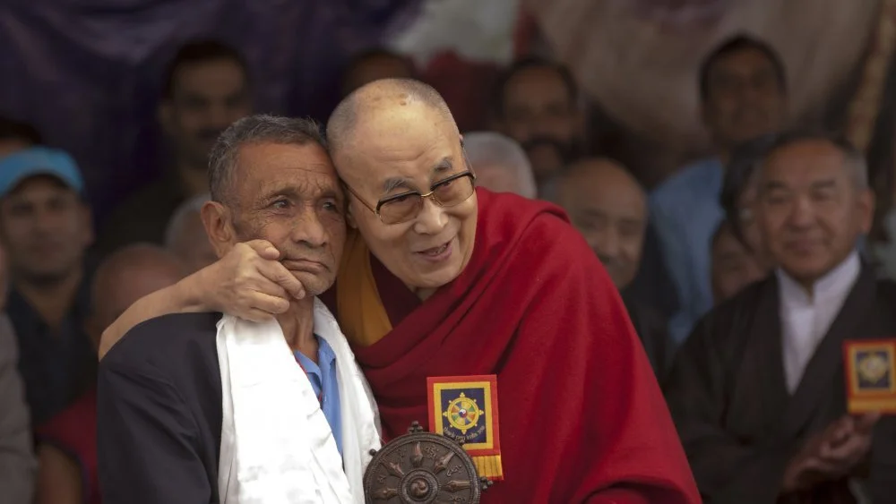 Dalai Lama traversant l'Himalaya