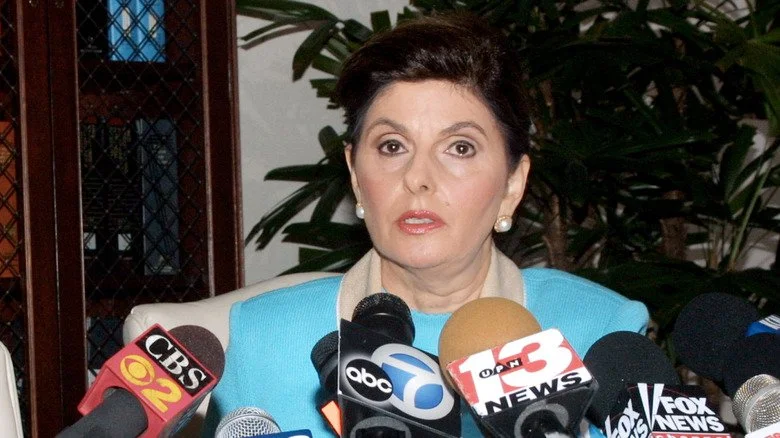 Avocate Gloria Allred s'adressant à plusieurs micros