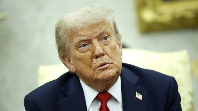 Donald Trump en costume et cravate à la Maison-Blanche