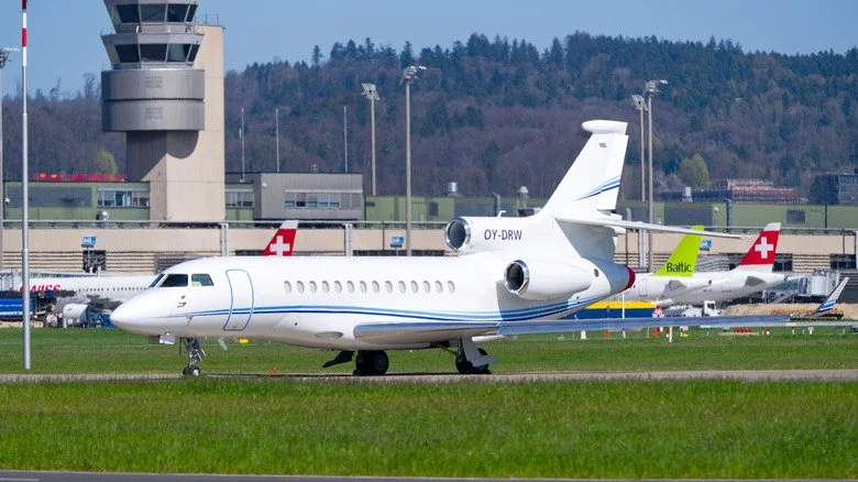 Un Dassault Falcon 7X sur une piste d'atterrissage