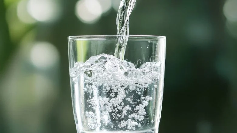 Eau versée dans un verre
