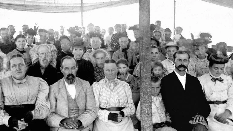 Personnes déconcertées lors d'un réveil sous une tente