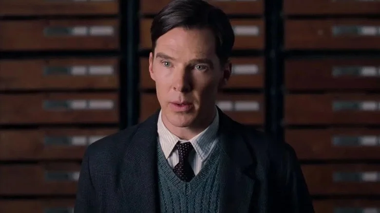 Benedict Cumberbatch dans le rôle d'Alan Turing en gilet tricoté et veste sombre