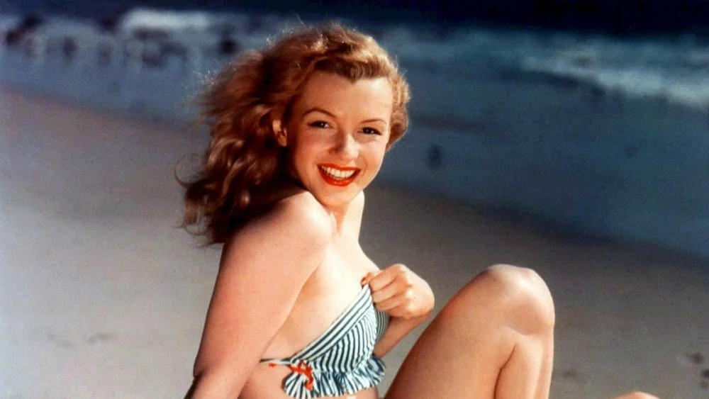 Norma Jeane Baker posant