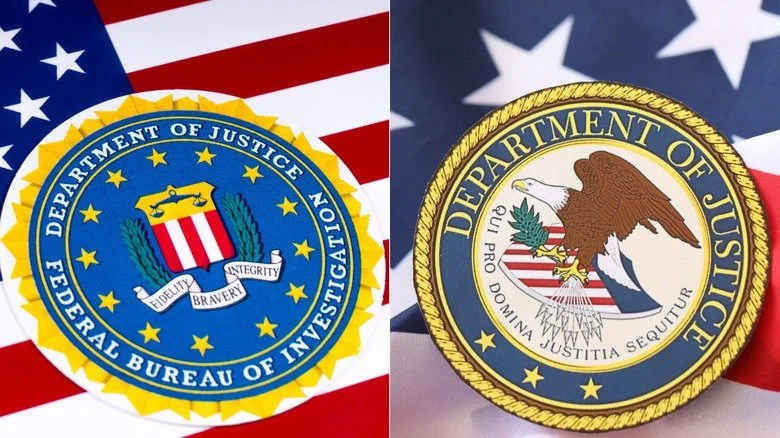 Sceaux officiels du FBI et du DOJ sur fond de drapeau américain