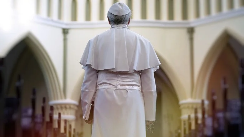 Le Pape marchant dans le Vatican