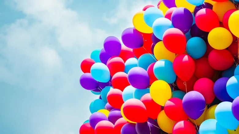 Groupe important de ballons colorés