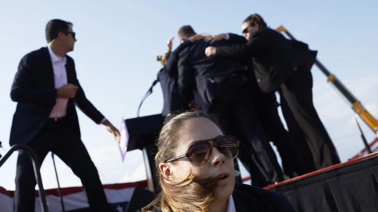 Agents du Secret Service protégeant Donald Trump après la tentative d’assassinat en juillet 2024