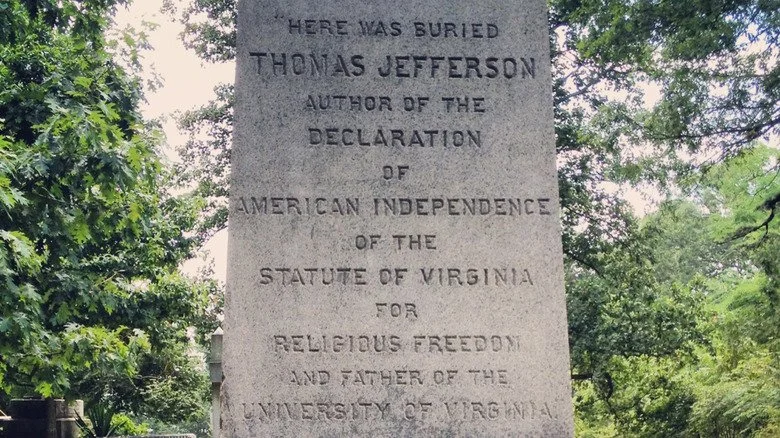 Gros plan sur l'inscription de la pierre tombale de Thomas Jefferson