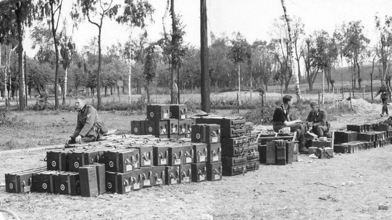 Soldats allemands avec munitions polonaises capturées