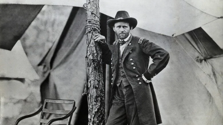 Ulysses S. Grant appuyé contre un arbre