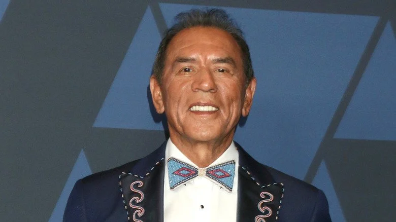 Wes Studi souriant et regardant l'appareil photo