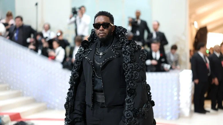 Sean Diddy Combs en tenue noire sur un podium