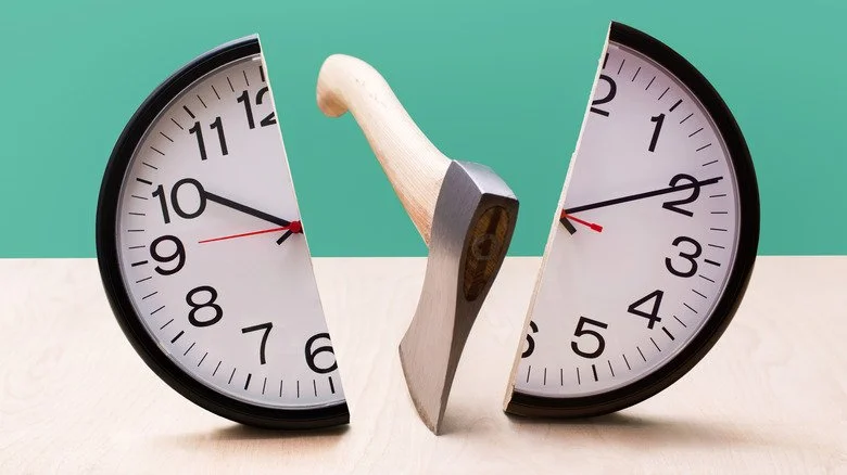 Une horloge fendue par une hache