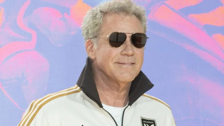 Will Ferrell portant des lunettes de soleil et une tenue de sport de football