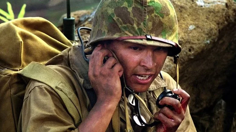 L'acteur Adam Beach incarnant un code talker parlant dans une radio