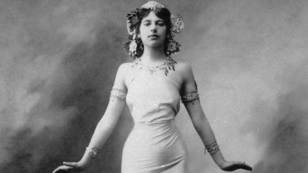 Mata Hari performing