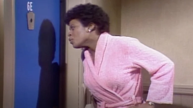 Yvonne Hudson criant à travers une porte dans un sketch de SNL