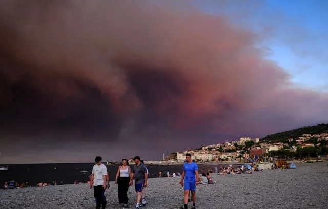 Vacanciers à Banyuls-sur-Mer observant les fumées de l'incendie.