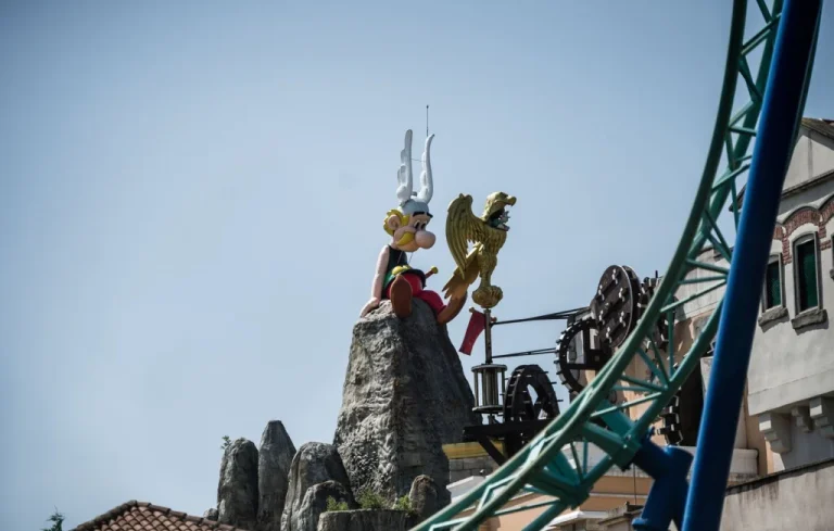 Cinq jeunes interpellés pour saluts nazis à Parc Astérix