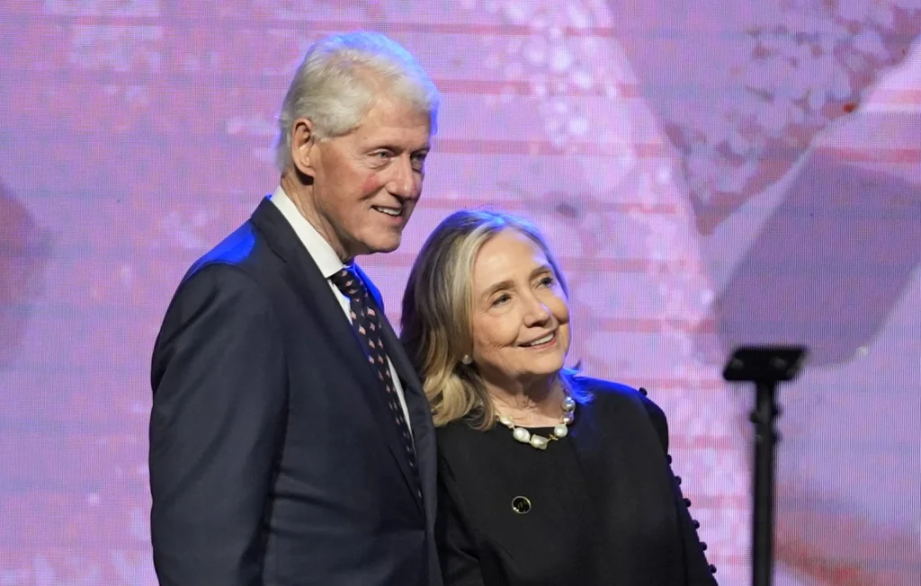 Clinton convoqués par le Congrès dans l'affaire Epstein