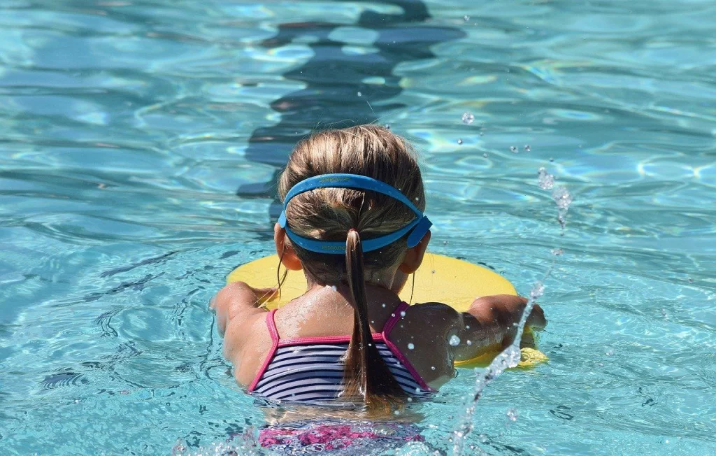 Des jumelles héroïques sauvent une fillette de la noyade aux USA