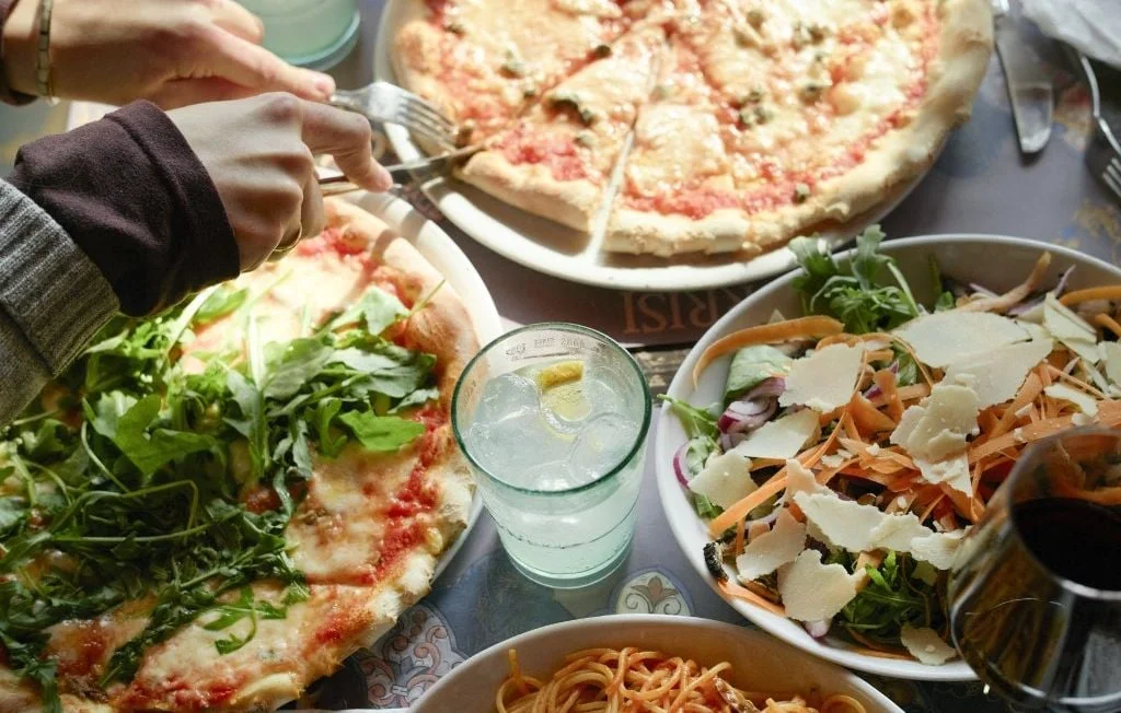 Deux Françaises retrouvent leur addition grâce à Facebook en Italie