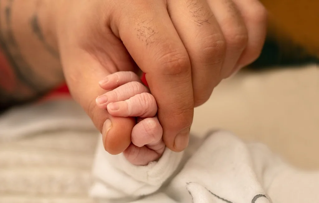 Hauts-de-Seine : Une mère accouche avec l'aide de policiers